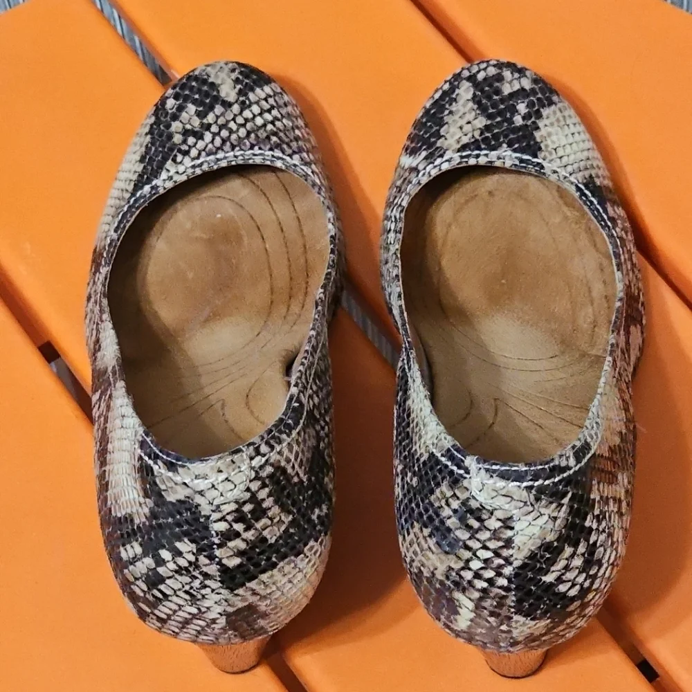 Clarks Indigo Snake Print Wooden Wedge Heels Pumps Rounded Toe‎ Women's 7.5 EUC